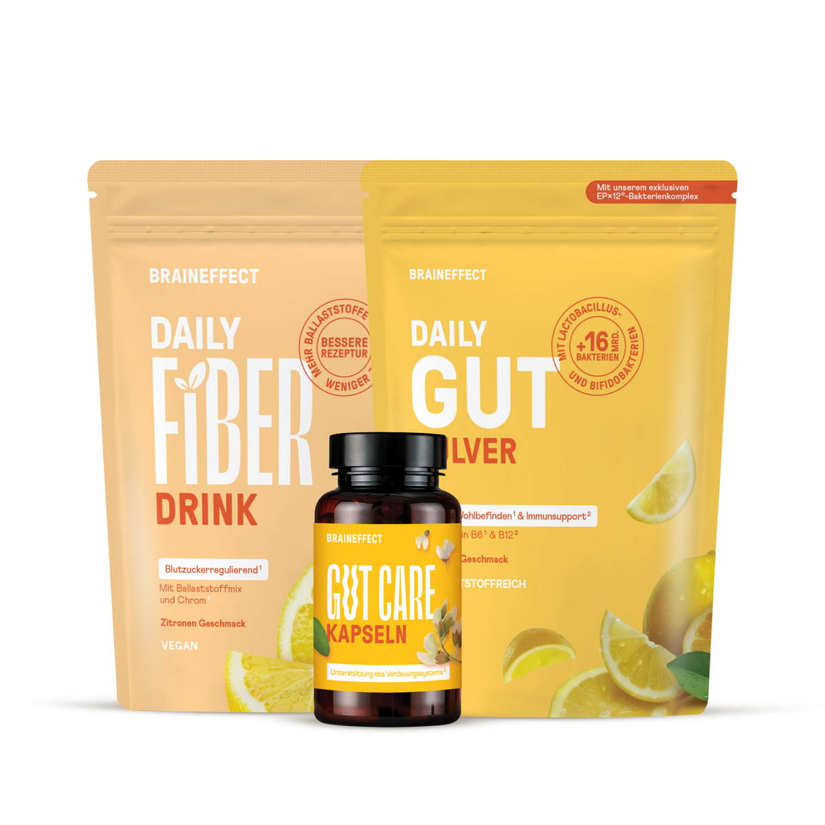 Zwei Nachfüllbeutel "BRAINEFFECT DAILY FIBER DRINK" und "BRAINEFFECT DAILY GUT" sowie eine Dose "BRAINEFFECT GUT CARE KAPSELN" vor schwarzem Hintergrund mit Zitronenstücken.