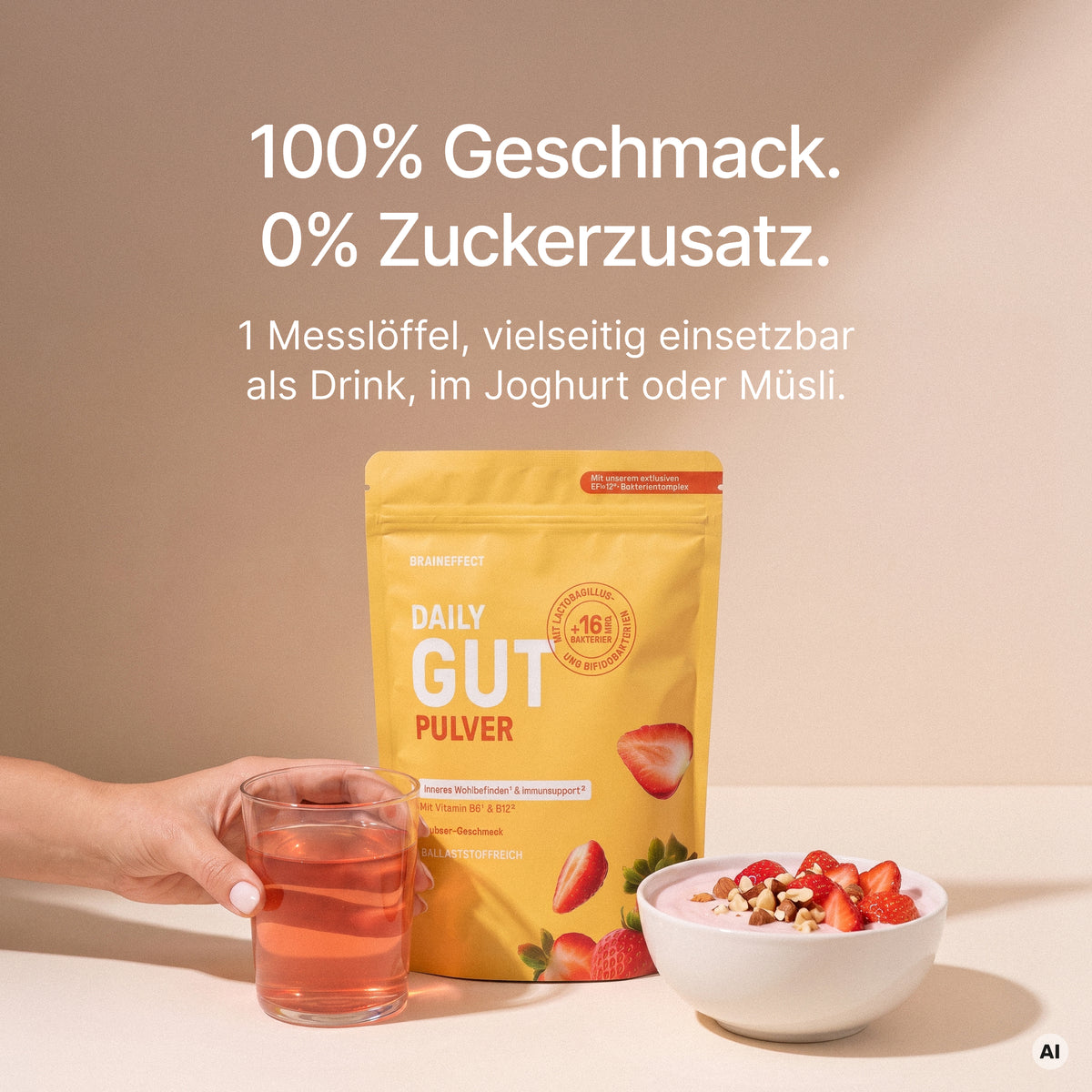 100% Geschmack. 0% Zuckerzusatz. 1 Messlöffel, vielseitig einsetzbar als Drink, im Joghurt oder Müsli. BRAINEFFECT DAILY GUT PULVER avec une main tenant un verre de boisson rosée et un bol de yaourt aux fraises sur fond beige