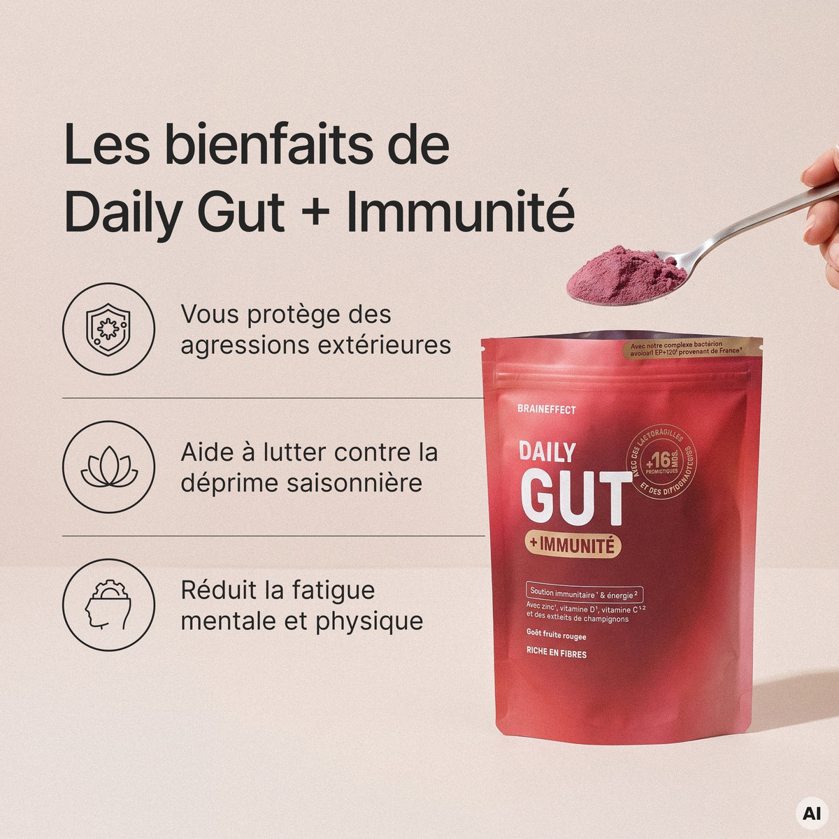Une main tient une cuillère de poudre pourpre à côté du sachet braineffect "DAILY GUT + IMMUNITÉ" avec les textes "Les bienfaits de Daily Gut + Immunité", "Vous protège des agressions extérieures", "Aide à lutter contre la déprime saisonnière"