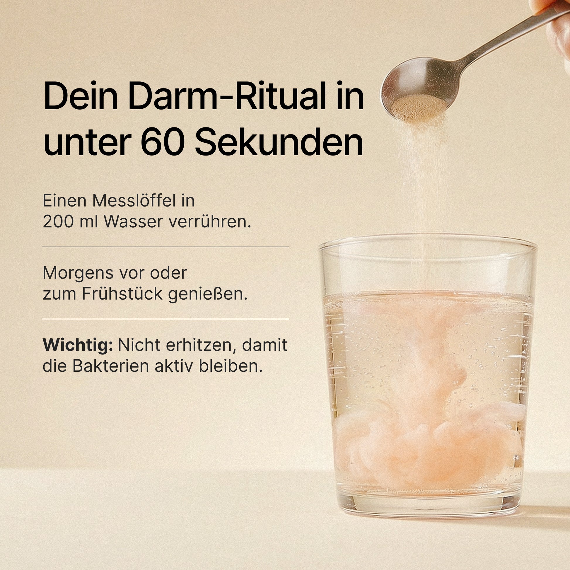 Pulver wird von einem Löffel in ein Glas Wasser gegeben, mit der Aufschrift "Dein Darm-Ritual in unter 60 Sekunden", "Einen Messlöffel in 200 ml Wasser verrühren.", "Morgens vor oder zum Frühstück genießen."