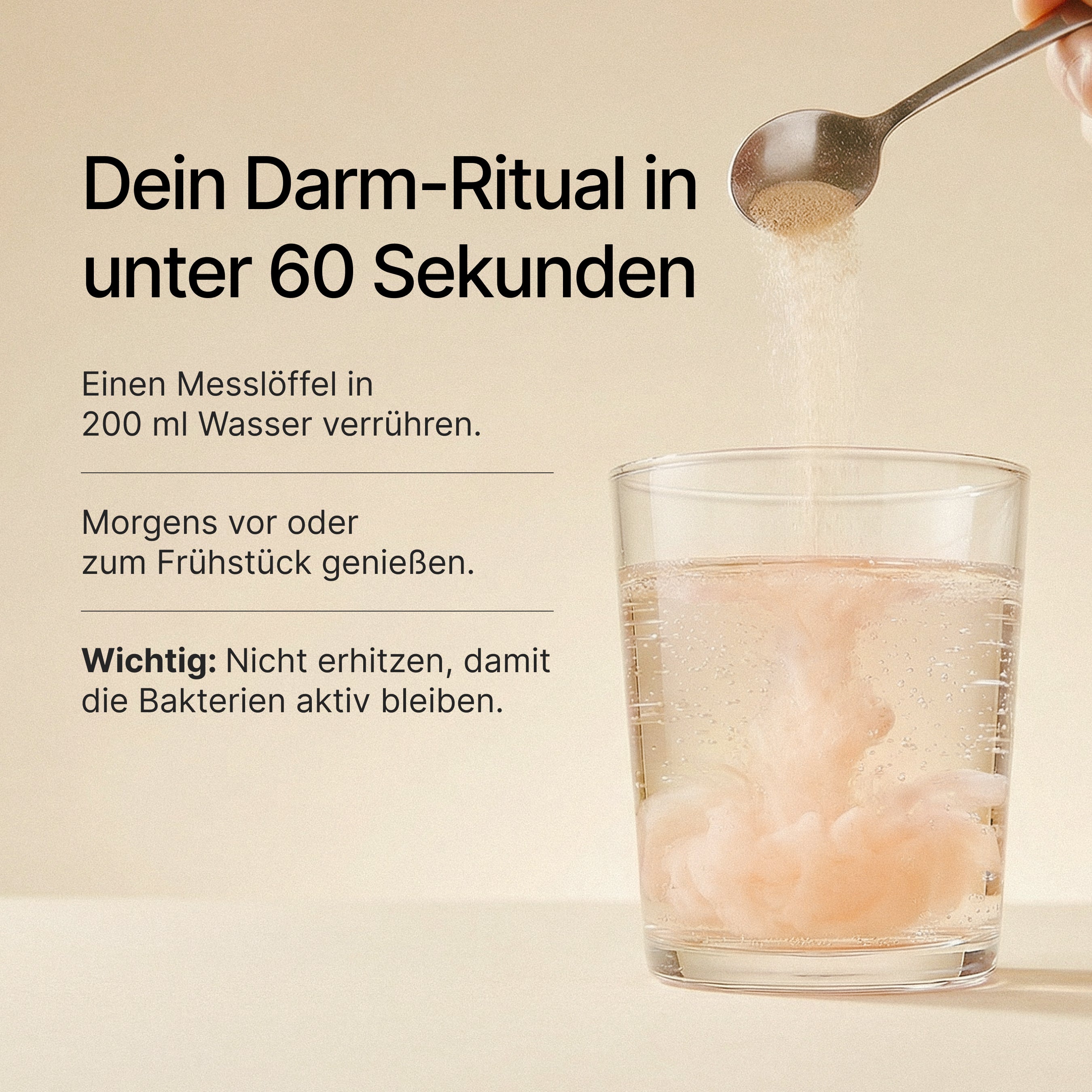 Pulver wird von einem Löffel in ein Glas Wasser gegeben, mit der Aufschrift "Dein Darm-Ritual in unter 60 Sekunden", "Einen Messlöffel in 200 ml Wasser verrühren.", "Morgens vor oder zum Frühstück genießen."