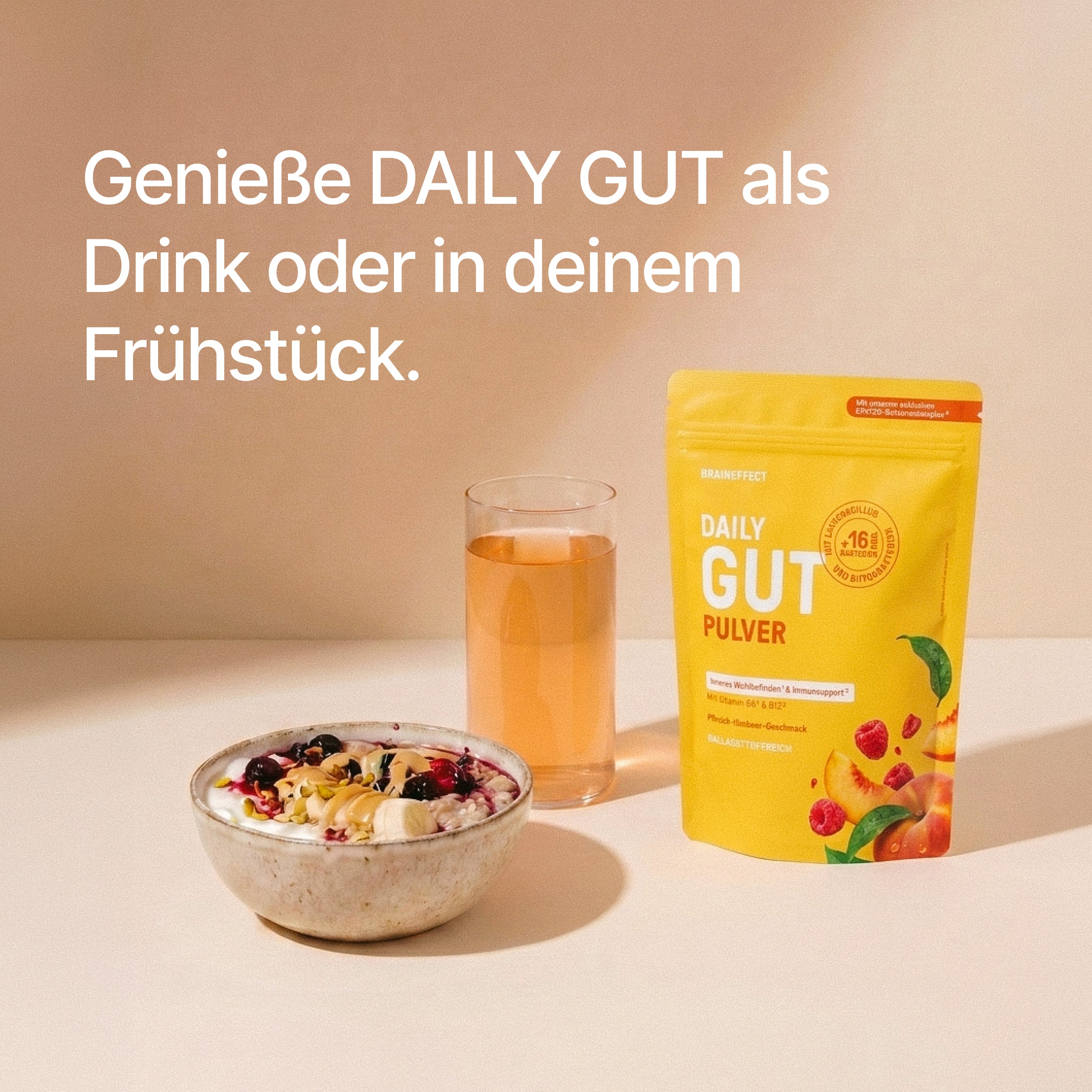 Genieße DAILY GUT als Drink oder in deinem Frühstück. Ein Glas Getränk und eine Müslischale neben einer gelben BRAINEFFECT DAILY GUT PULVER Verpackung auf einem beige Tisch.