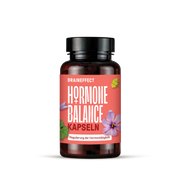 Dose BRAINEFFECT HORMONE BALANCE KAPSELN mit dem Aufdruck Regulierung der Hormontätigkeit auf rosa Etikett vor schwarzem Hintergrund.