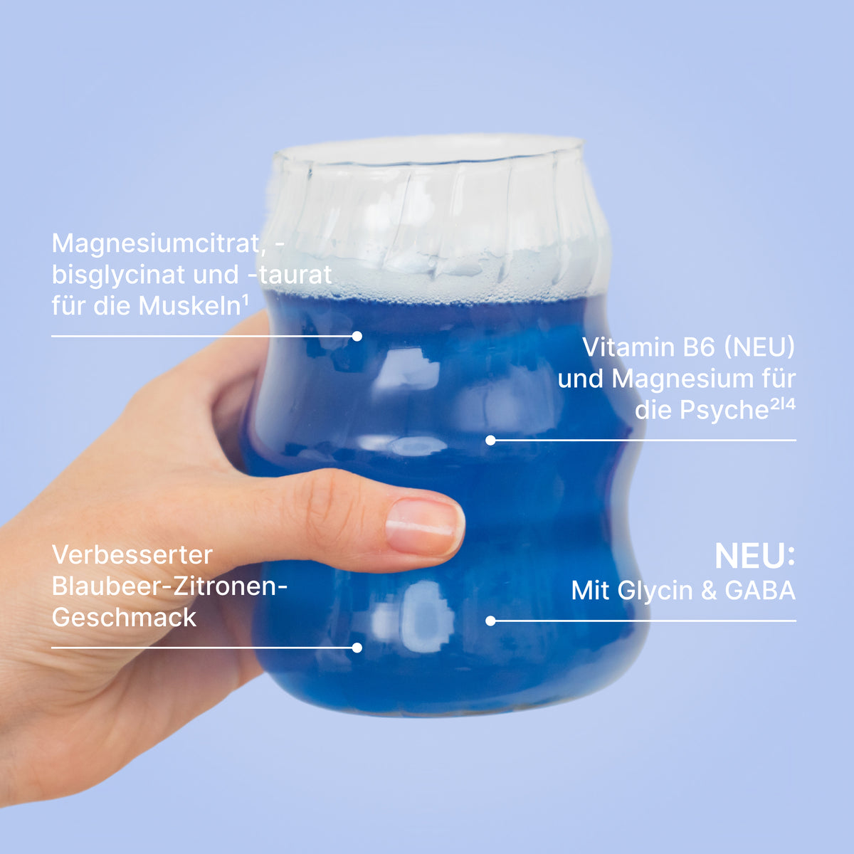 Eine Hand hält ein Glas mit blauem BRAINEFFECT Getränk, mit den Texten "Magnesiumcitrat, -bisglycinat und -taurat für die Muskeln¹", "Vitamin B6 (NEU) und Magnesium für die Psyche²¹⁴", "Verbesserter Blaubeer-Zitronen-Geschmack"