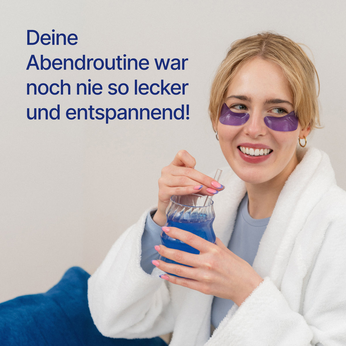 Frau im Bademantel trägt violette Augenpads und trinkt ein blaues Getränk mit dem Text "Deine Abendroutine war noch nie so lecker und entspannend!"