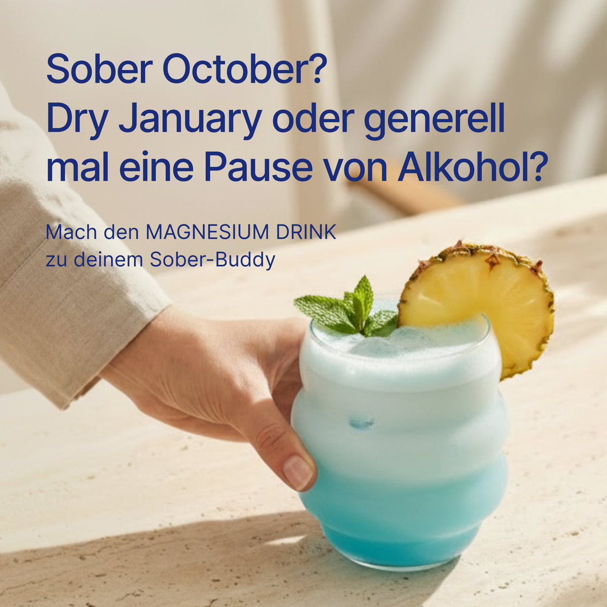 Blauer Drink mit Ananas und Minze in einer Hand mit dem Text "Sober October? Dry January oder generell mal eine Pause von Alkohol?" und "Mach den MAGNESIUM DRINK zu deinem Sober-Buddy" von BRAINEFFECT
