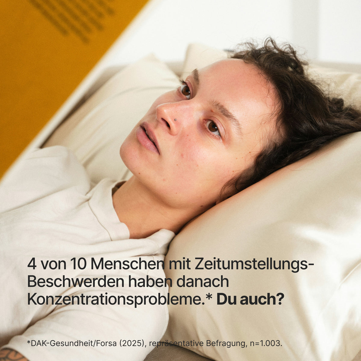 Eine Frau liegt gedankenvoll auf Kissen, begleitet vom Text "4 von 10 Menschen mit Zeitumstellungs-Beschwerden haben danach Konzentrationsprobleme.* Du auch?*DAK-Gesundheit/Forsa (2025), repräsentative Befragung, n=1.003."