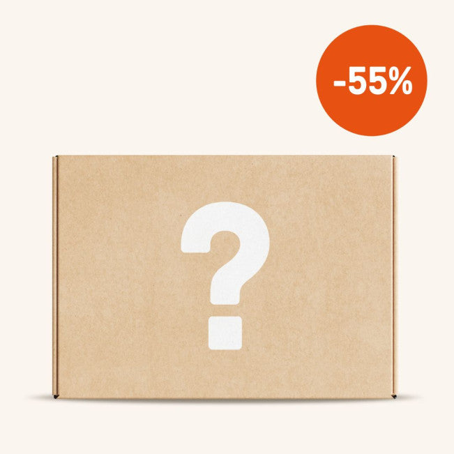 Boîte en carton marron avec un grand point d'interrogation, éveillant la curiosité.