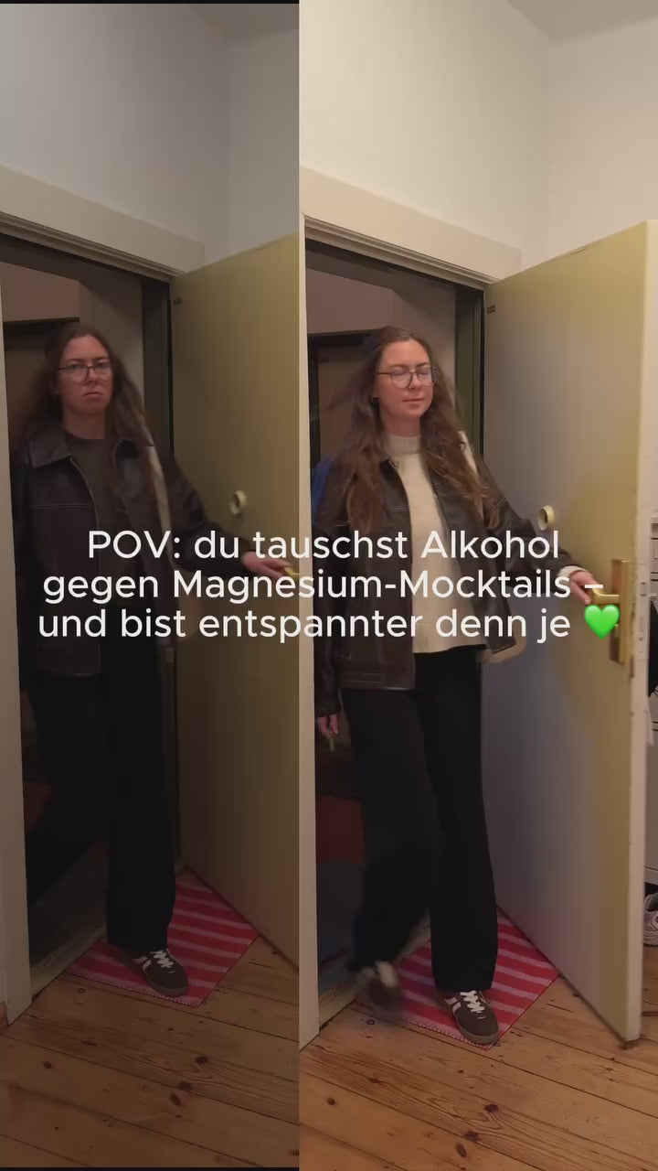 Eine Frau in brauner Jacke öffnet eine Zimmertür mit der Aufschrift "POV: du tauschst Alkohol gegen Magnesium-Mocktails – und bist entspannter denn je 💚".