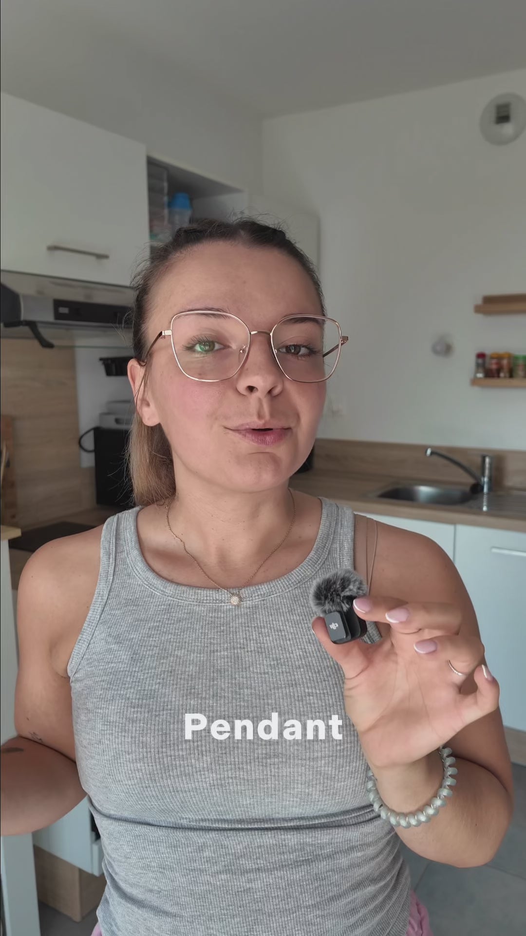 Charger la vidéo : Eine Frau in einer Küche hält ein kleines Ansteckmikrofon in die Kamera, während das Wort "Pendant" eingeblendet ist.