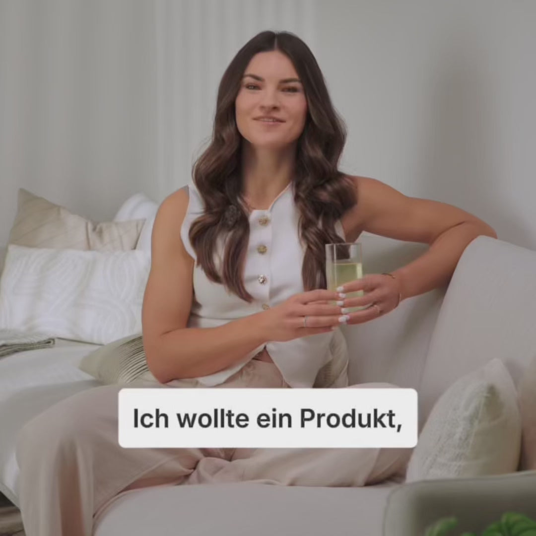 Load video: BRAINEFFECT Video-Standbild mit einer Frau auf einem Sofa mit einem Trinkglas in der Hand und dem Text "Ich wollte ein Produkt,"
