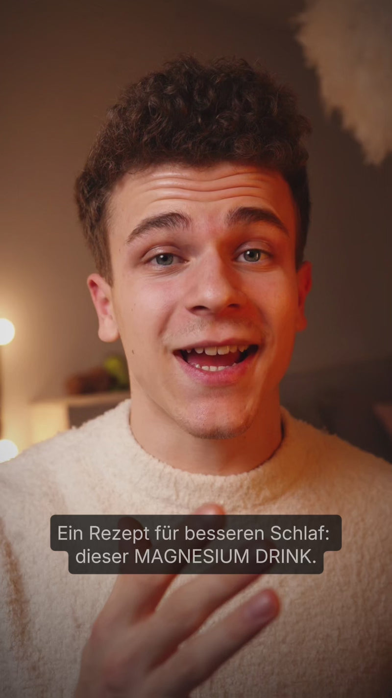 Junge mit dunklen Locken und hellem Pullover spricht vor der Kamera mit dem eingeblendeten Text "Ein Rezept für besseren Schlaf: dieser MAGNESIUM DRINK."