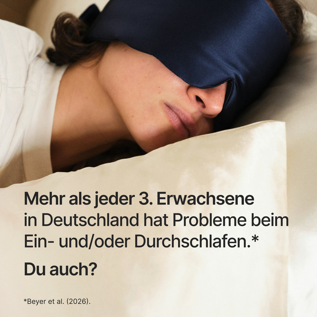 Personne dormant avec un masque de sommeil foncé sur un oreiller clair à côté du texte "Mehr als jeder 3. Erwachsene in Deutschland hat Probleme beim Ein- und/oder Durchschlafen.* Du auch? *Beyer et al. (2026)."